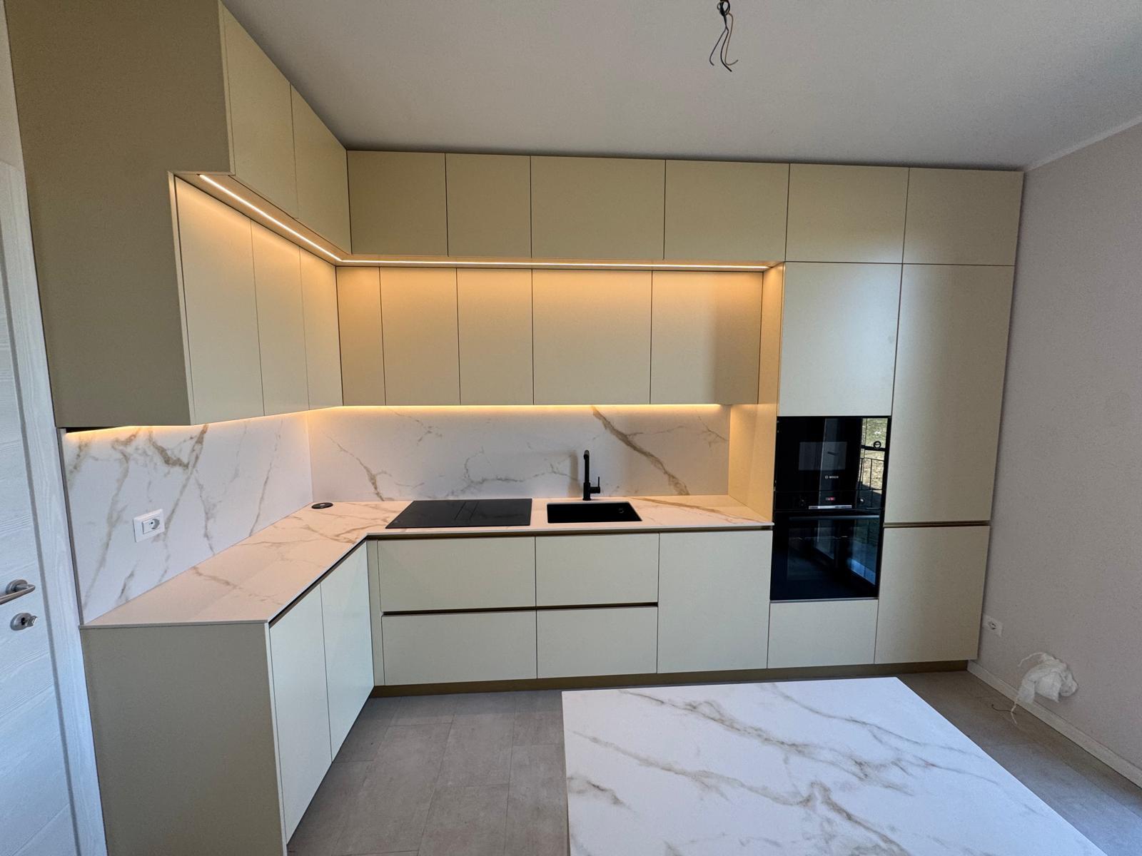 Cucina su misura con top in marmo e ante laccate