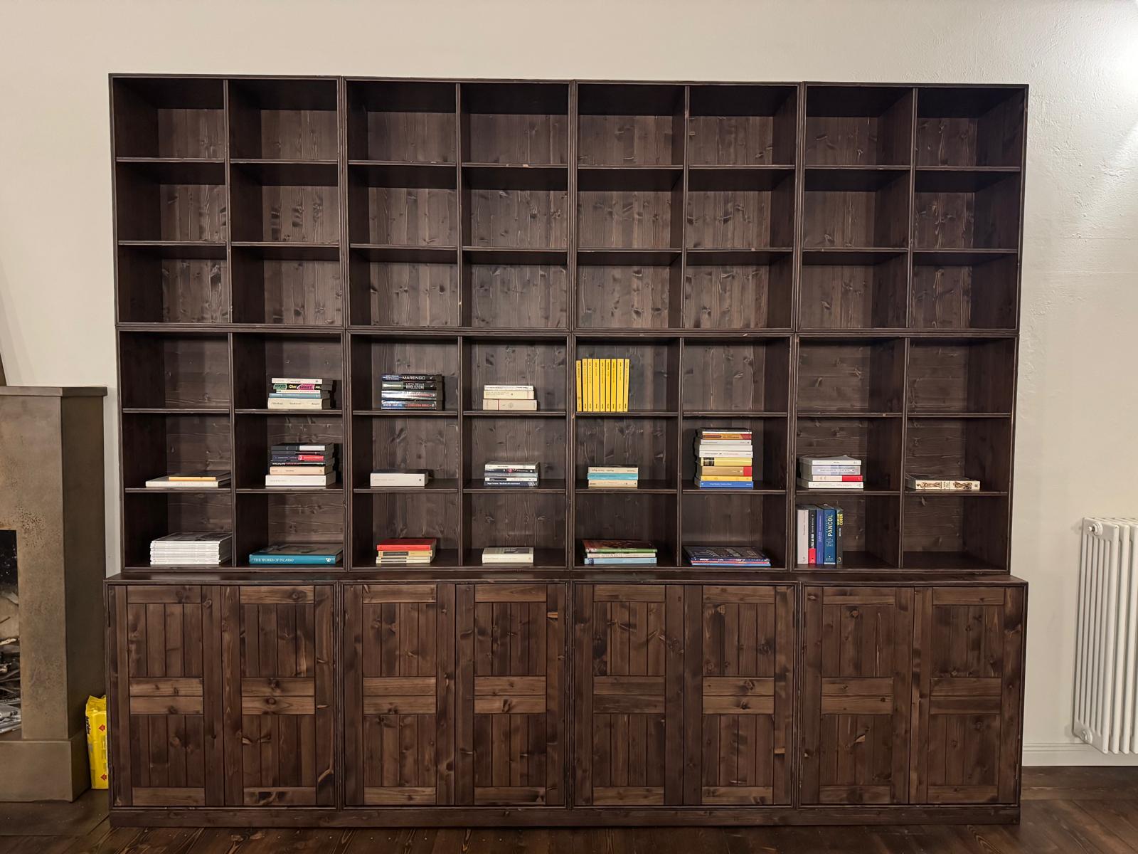 Libreria a parete su misura con vani modulari